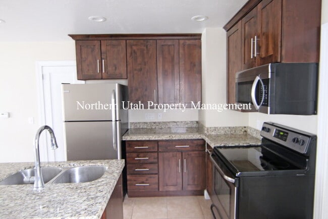 Building Photo - 1 Bed 1 Bath Lower Unit