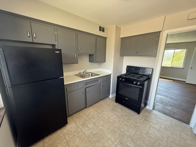 Building Photo - 4101 Ridge Rd
