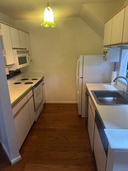 Building Photo - 5080 Heathglen Cir