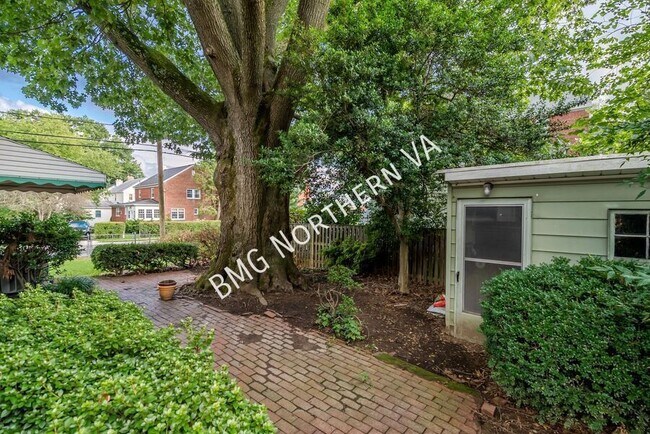 Building Photo - 2300 N Buchanan St