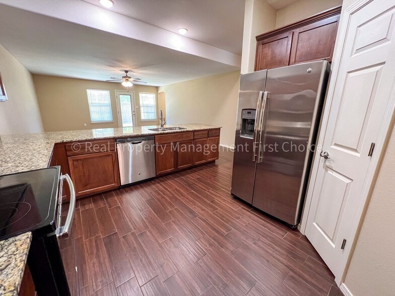 Building Photo - 420 Ridge Point Dr