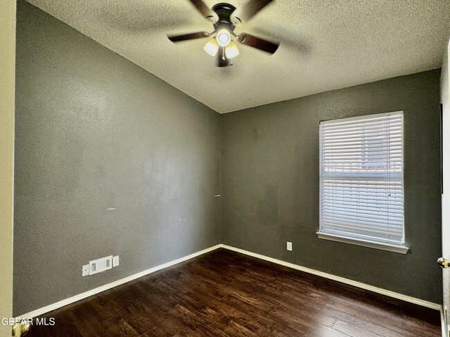 Building Photo - 881 Dakota River Ave