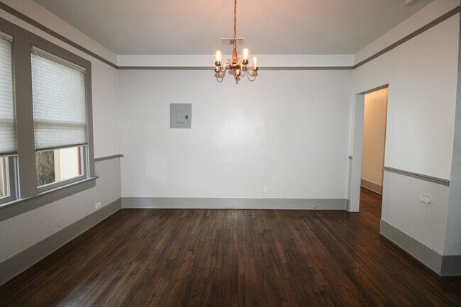 Building Photo - 436 W Rosewood Ave