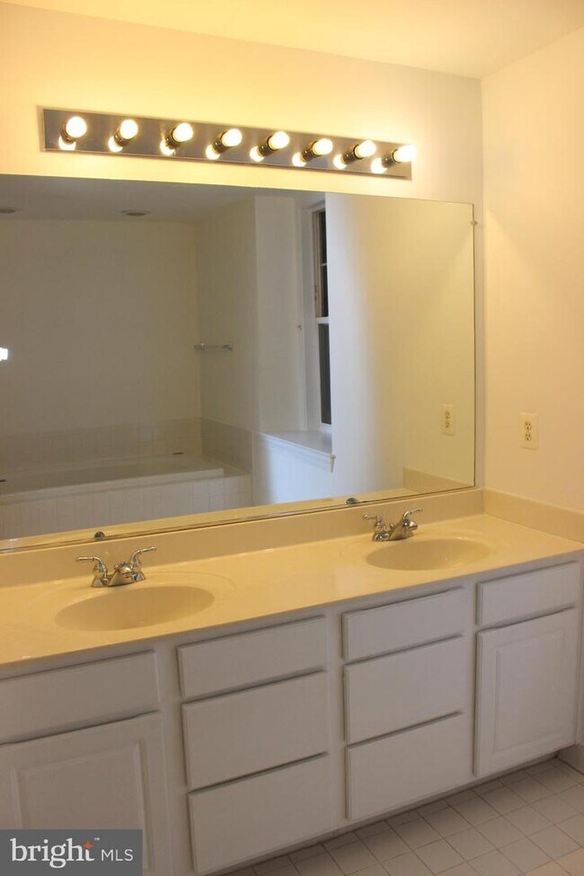 Building Photo - 8289 Glade Bank Dr