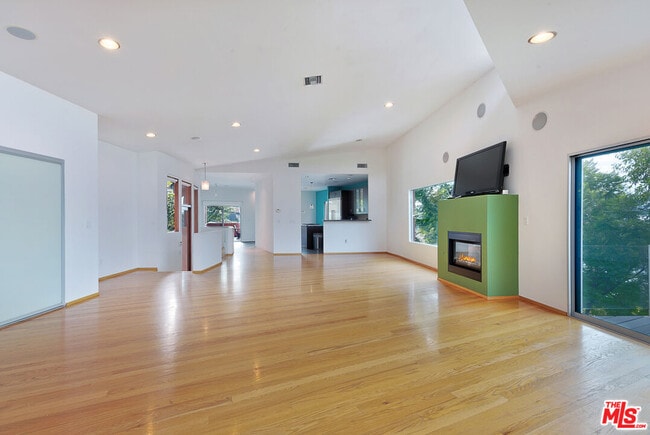 Building Photo - 2337 Baxter St