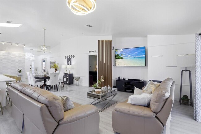 Building Photo - 10608 Laxton St