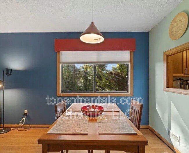 Building Photo - 581 Courtwood Ln