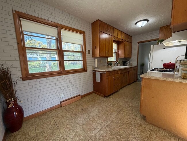 Building Photo - 3bed, 1bath home for rent in quiet Waterlo...