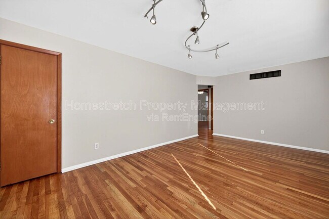 Building Photo - 207 Anistasia Dr