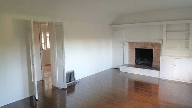 Building Photo - 8533 Rosewood Ave