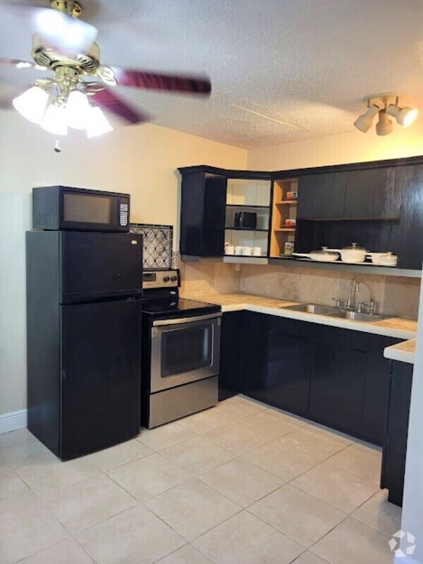 Building Photo - 1674 Louis Dr