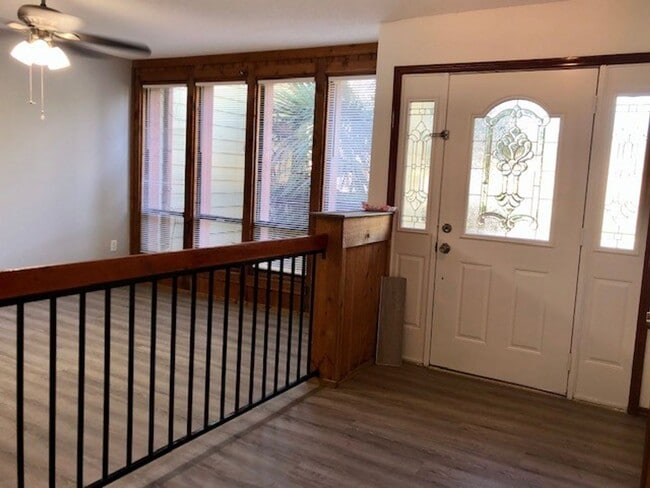 Building Photo - MOVE IN NOW! 4x3 Screened in pool home!!! ...
