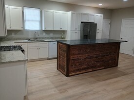 Building Photo - 1618 N Rural St