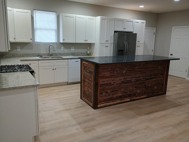 Building Photo - 1618 N Rural St