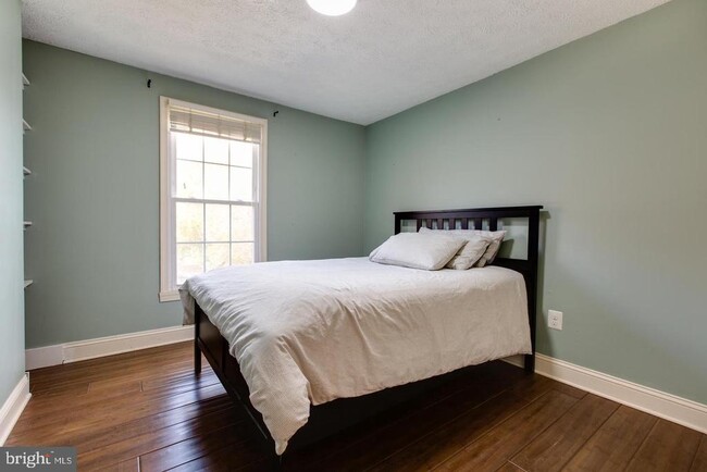 Building Photo - 3400 Oak W Dr