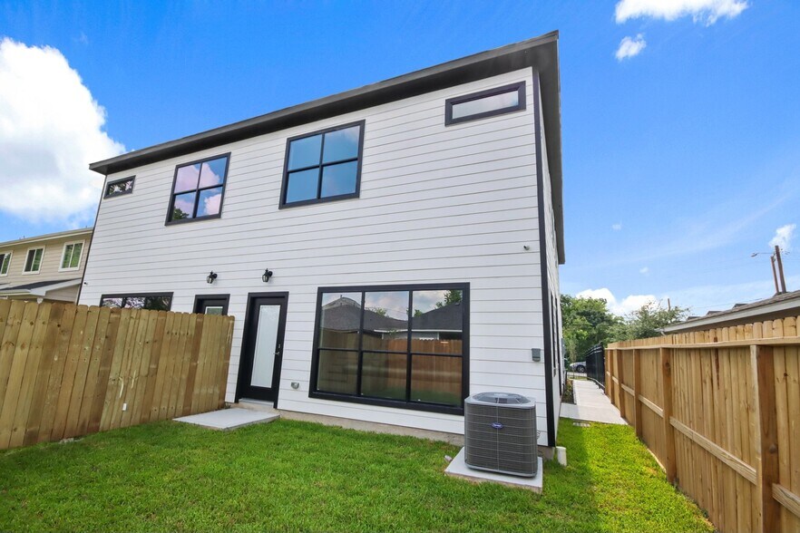 Building Photo - 5415 Bacher St