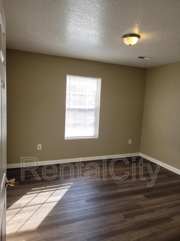 Building Photo - 2711 Hillside Dr