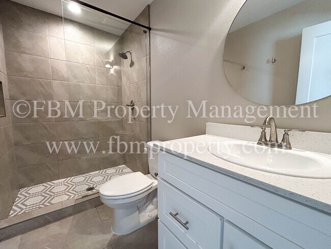 Building Photo - Hidden Creek Townhomes, Unit 611 - Downstairs 2 Bedroom, 2 Bathroom Home in Ennis, TX