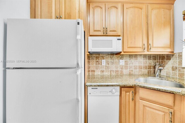 Building Photo - 1900 NE 8th Ct