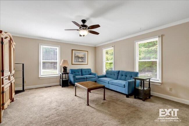 Building Photo - 3 Bedroom/1.5 Bath Duplex Convenient to To...
