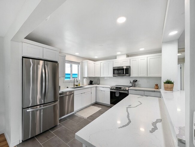 Building Photo - Discover Your Dream Home in a Quiet Seattle Oasis!