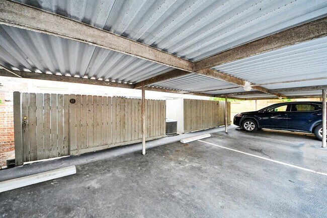 Building Photo - 515 Tallowood Rd