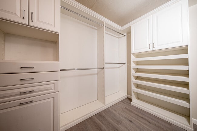 Building Photo - 7200 York Ave S