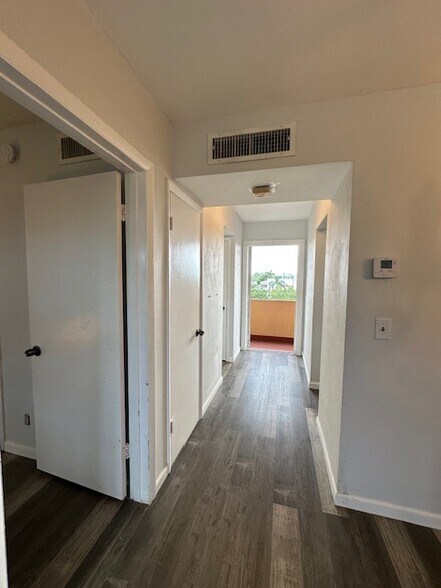 Building Photo - 1333 E Hallandale Beach Blvd