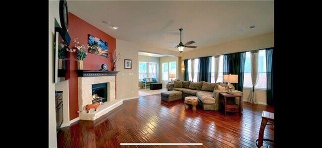 Building Photo - 733 Edwards Walk Dr