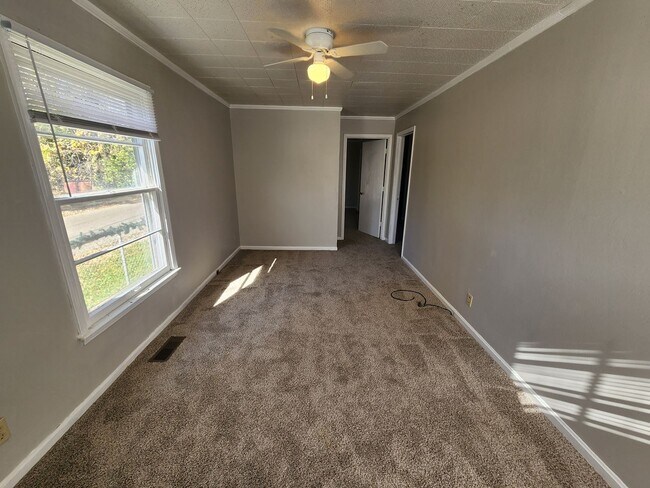 Building Photo - 1103 Main St