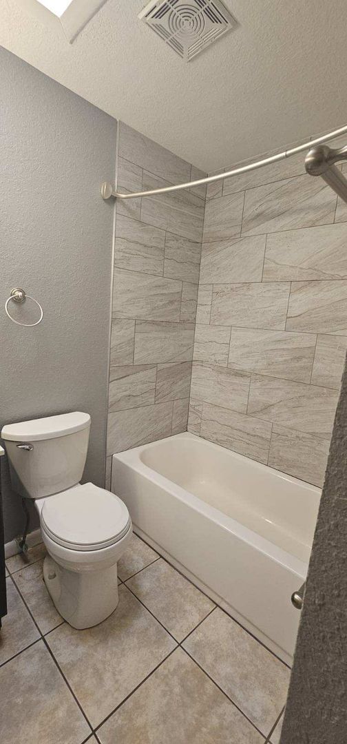 Building Photo - South Lakeland Rental!!