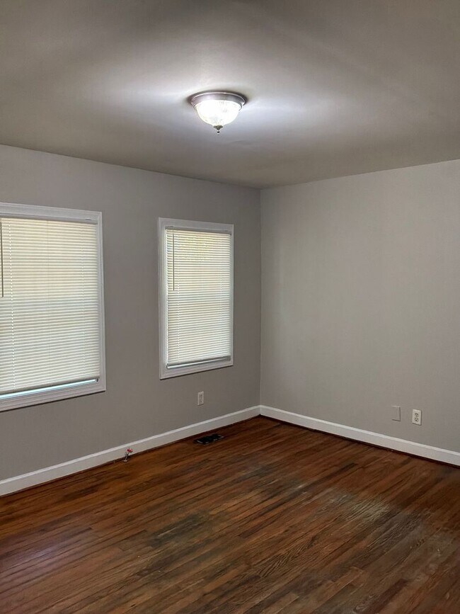 Building Photo - 803 Circle View Dr