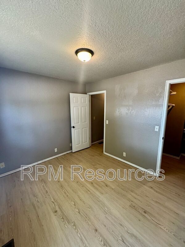 Building Photo - 2009 W Rockypoint Dr