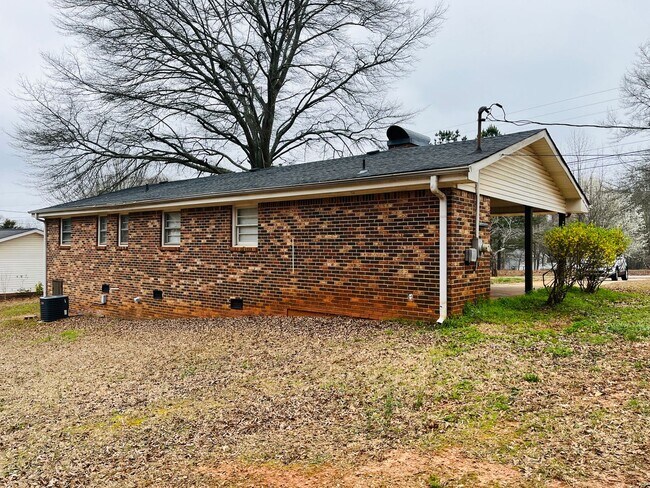 Building Photo - Charming 3-bedroom, 1.5-bath brick ranch situated on a large private lot in Carrollton! Must see!