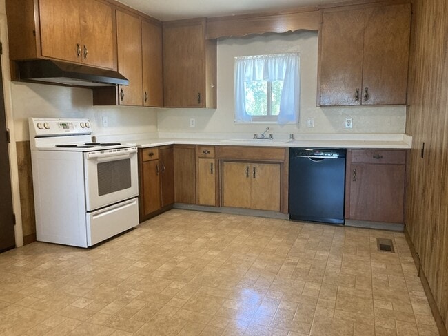 Building Photo - Turlock Country Living 3 Bedroom 2 Bath Home