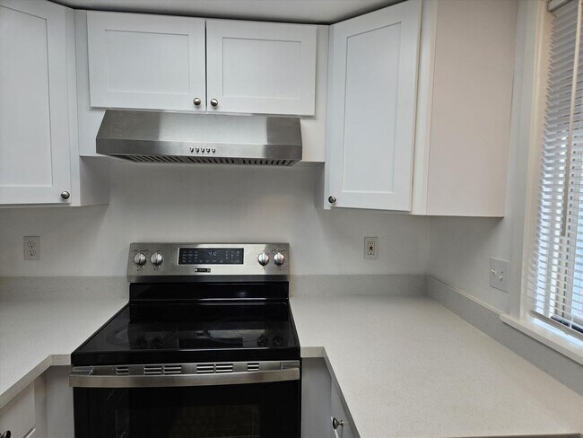 Building Photo - Remodeled 2/1.5 Townhome in a Quiet Fourplex