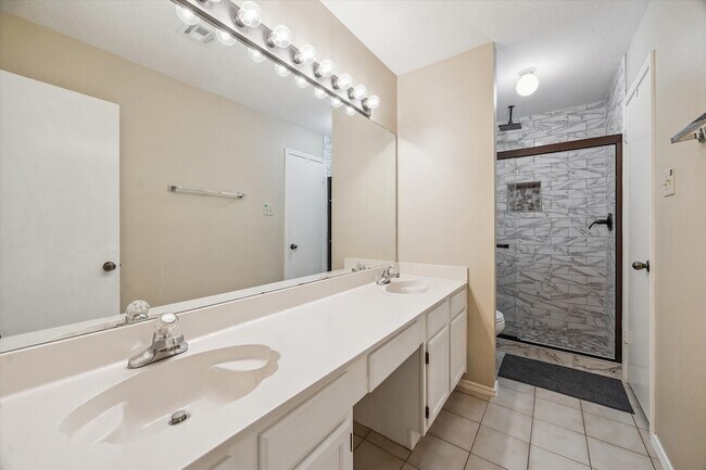 Building Photo - 16330 Leamington Ln