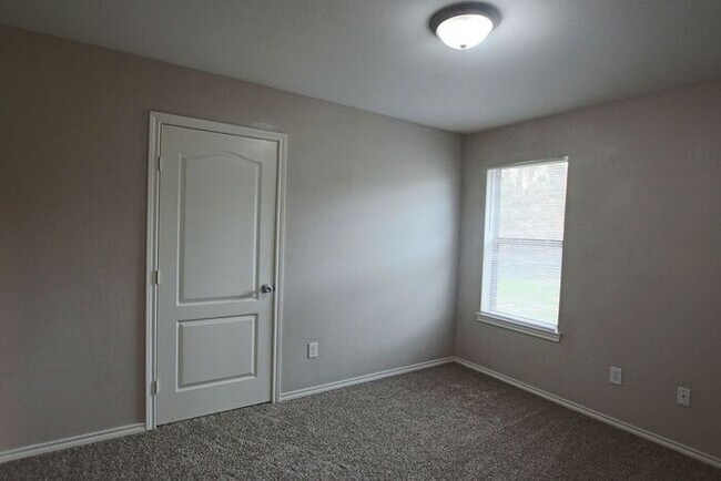 Building Photo - 3 Bedroom Duplex for Rent in Lindale! Tour Today!
