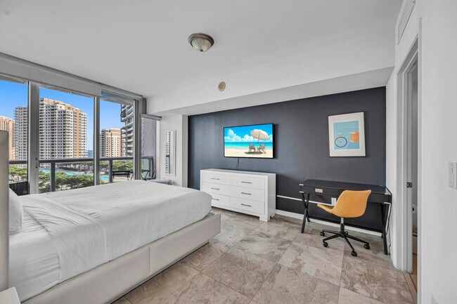 Building Photo - 485 Brickell Ave