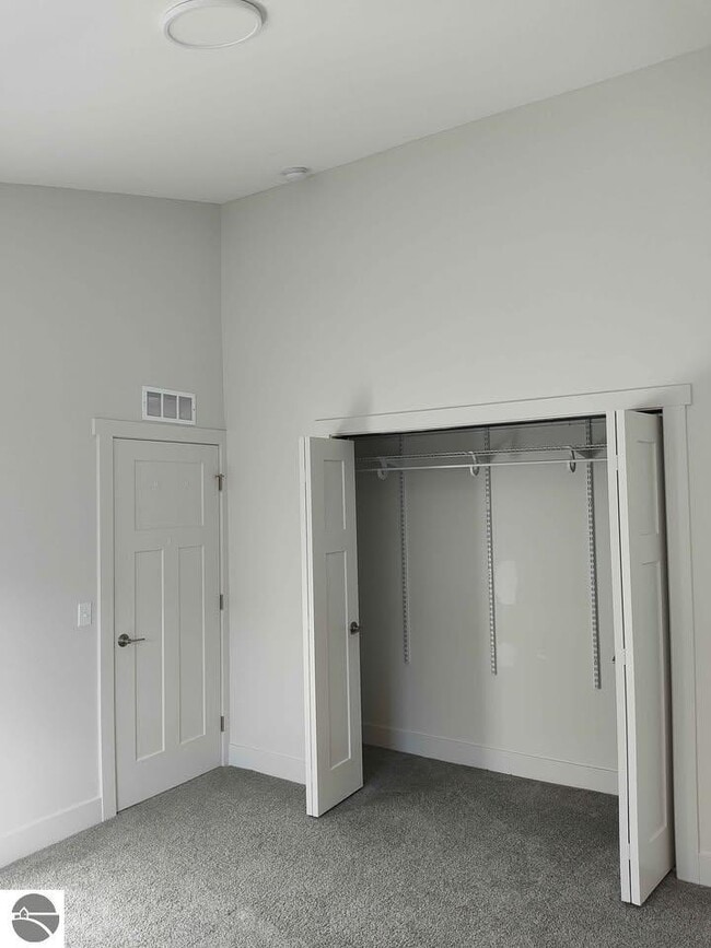 Building Photo - 1542 Simsbury St