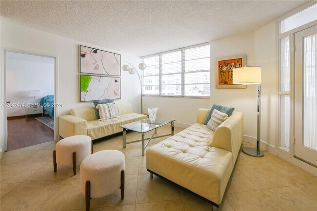 Building Photo - 801 Brickell Bay Dr