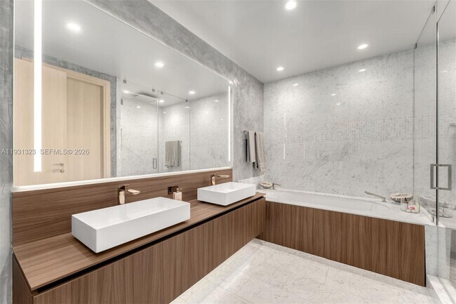 Building Photo - 1000 Brickell Plaza