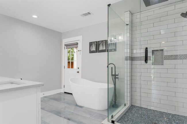 Building Photo - 185 Alexander St