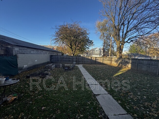 Building Photo - 1112 Pleasant St