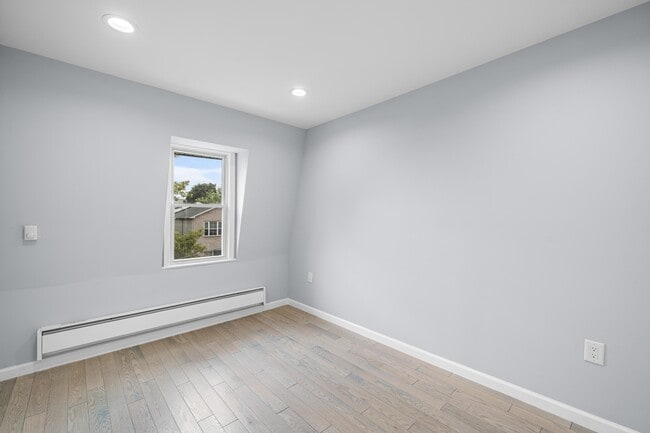 Building Photo - 376 Forrest St