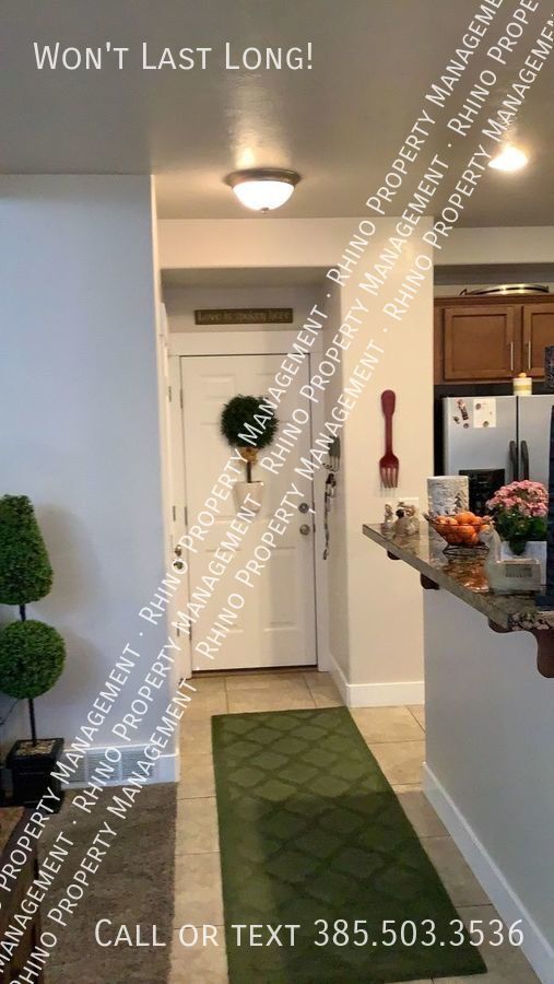 Building Photo - 3 Bed/3.5 Bath End Unit Townhouse in Sandy