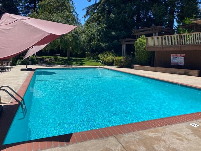 Building Photo - Remodeled 1 Bedroom 1 Bath Condo in Desira...