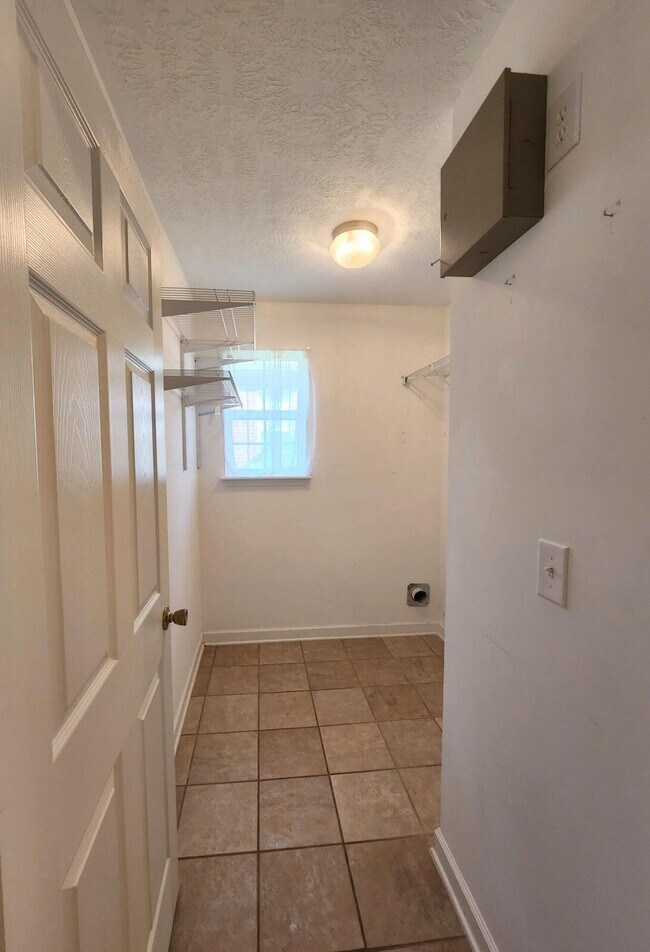 Building Photo - 241 Bainbridge Dr