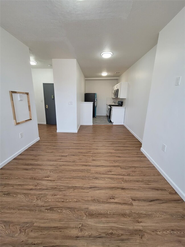 Building Photo - 385 Suydam St
