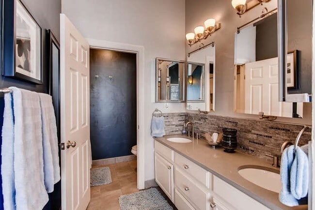 Building Photo - 420 W Oak St